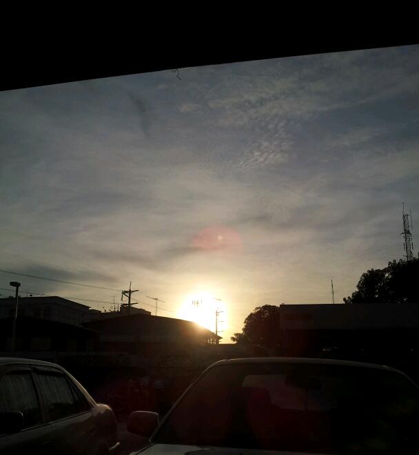 สวัสดีคุณพระอาทิตย์
ท้องฟ้าแจ่มใส่...อาจจะถึงกับร้อนเลยหละพี่น้อง