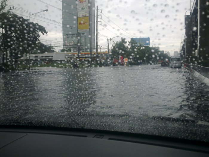 เมื่อเย็นนี้ ณ ถนนดินแดงฝั่งหอการค้า