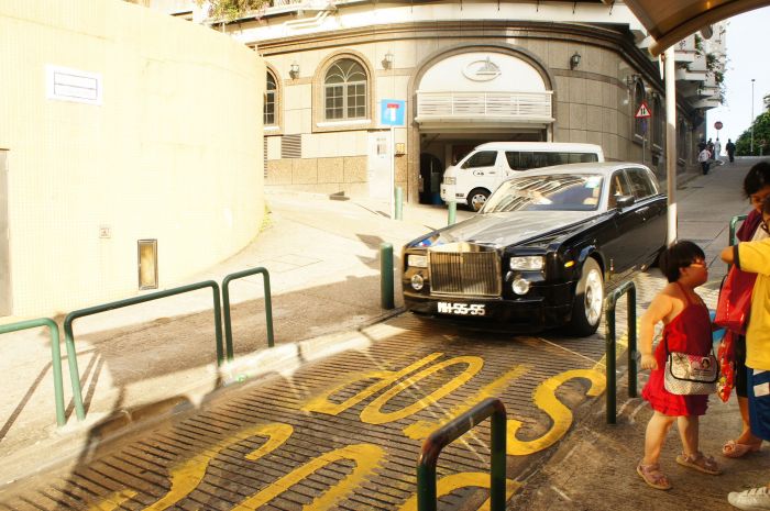 แถมครับ rolls royce phantom   จริงรถดาดๆ แบบนี้ไม่ค่อยอยากถ่ายเลย....
เท่าที่พอรู้มาต่ำๆก็คงต้องมีซัก 18 ล้าน แพงซะเปล่าให้มาสี่ล้อเอง  555