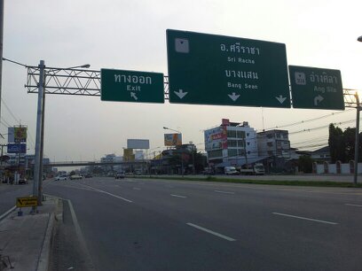 ข้ามไฟแดงแยกคีรีมา อีกประมาณ 200 เมตร จะเห็นป้ายนี้เตรียมออกซ้ายมือ