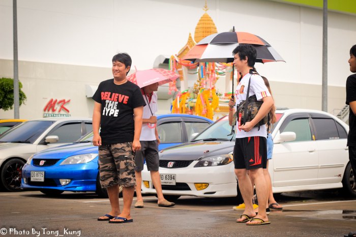 นี่เลยไอดอลทั้งสอง คนนึงมาในมาดรถโหดหน้าคาร์บอน อีกคนมาในมาดพร้อมเตะบอล แต่ไปถึงสนามแอบเคลิ้มซะก่อน เลยไม่ได้เห็นลีลาของเซียนจ๊อบ ^^