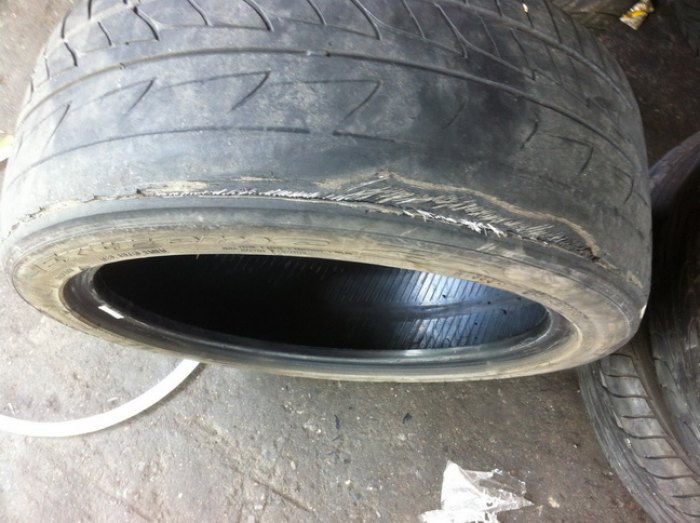 ทีนี้เห็นยางสึกๆ ( จริงๆน่าเรียกว่าฉีกแล้วมากกว่า ) เลยจัดยากไปอีก 4 เส้น Goodyear 225/45/17 ปี 2012 เงียบลงไปอีก 50% แน๊ะยังไม่ยอมเงียบ