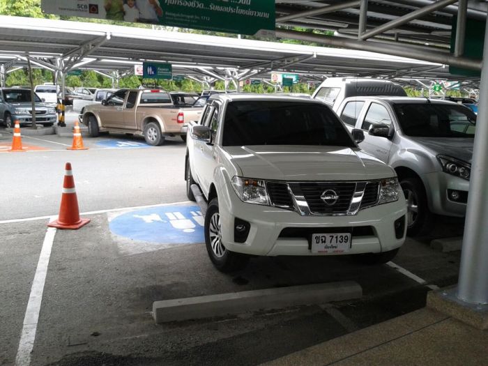 คนพิการเชียงใหม่ รวยมาก ขับเบนซ์เลยวุ้ย  ณ.บิ๊กซี หางดง เชียงใหม่