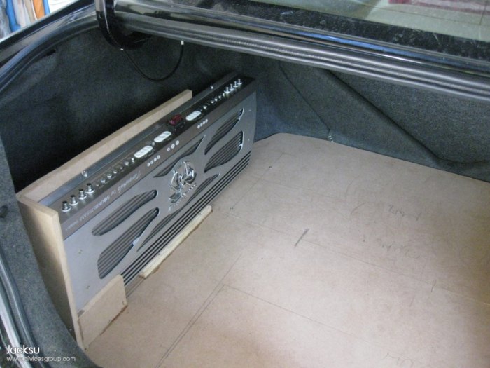 เกือบสุด ติดเบาะ...ด้านขวาลืมถ่ายเดี๊ยวมาเพิ่มวันหลัง
Sound Stream Tarangtura 960.4 แอมป์ขับ กลางแหลม เป็น Active Cross (1 ch : 1 ลำโพง) ตอนนี้ขับ กลาง - แหลม แอมป์ยาวประมาณ 26 นิ้ว สูง 11 น้ว กว้าง 3-4 นิ้ว) กำลังไม่มากไม่มาย  Ch ละ 125 watt 