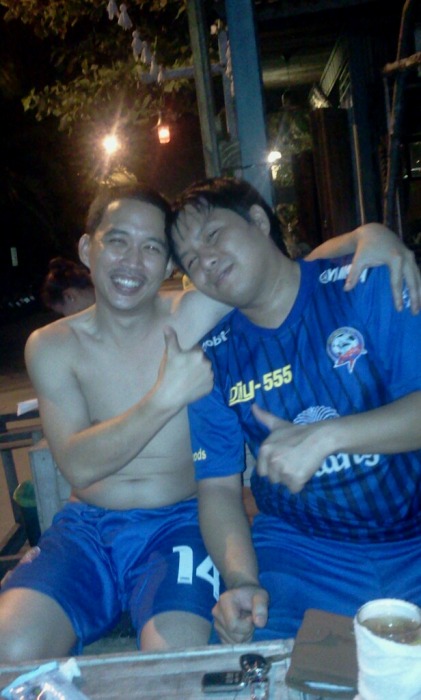 อากาศมันร้อนทำให้คนเปลี่ยนไป คนนี้ถอดก่อนรอดูคนข้างๆถอดบ้าง