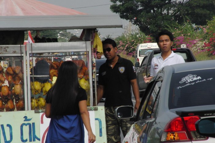 Zoom อีกนิด อ้อ แวะซื้อเสบียงข้างทางนี่เอง