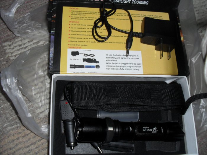 มาพร้อมอุปกรณ์ครบชุด..adapter ชาร์จไฟบ้าน..รถยนต์..ใส่ถ่านชาร์4000AH
หรือAAA3ก้อน...ปรับกระพริบ..ย่อขยาย