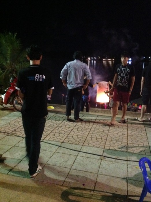 ลอยทงes