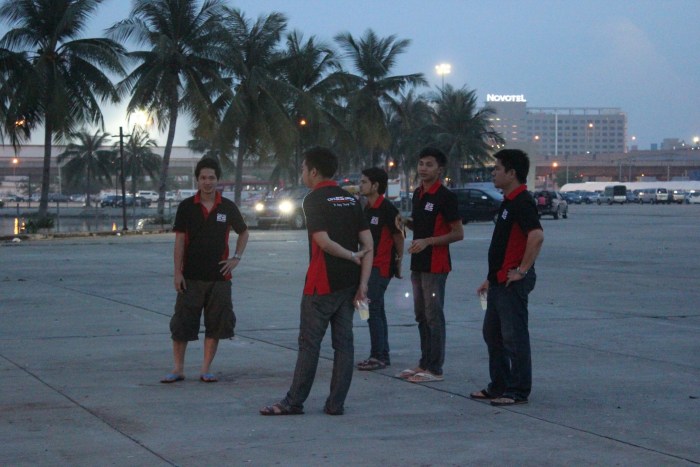 พร้อมใจกันสวมใส่เสื้อประจำคลับกันอย่างสวยงาม