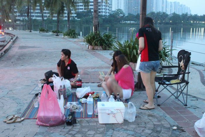บรรยากาศริมทะเลสาบครับ สาวๆปูเสื่อนั่งประจำการครับ