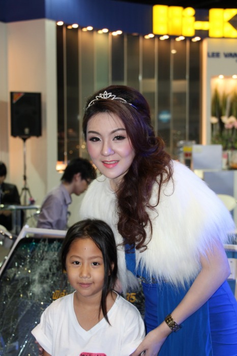 สองสาวใครสวยกว่ากันหนอ?????