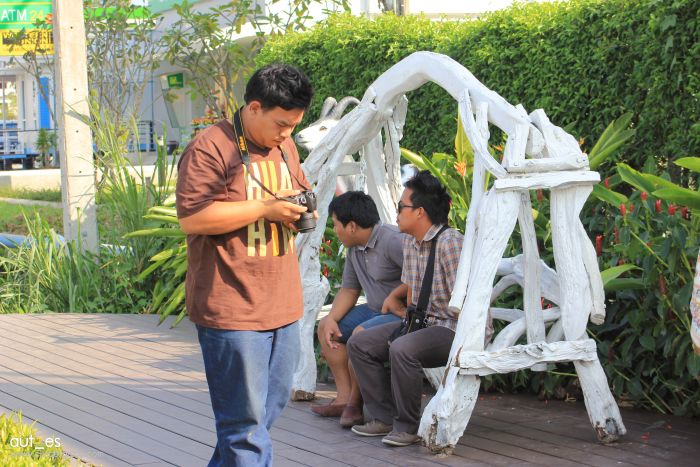 เสี่ยทีมถ่ายรูป แต่สองคนหลังมันส่องสาวอยู่