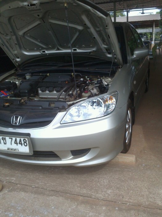 ทั้งสองคันติดแก็สหมด  
ตัวหนังสือ ที่ ท้ายรถ  CIVIC Vtec Lev 