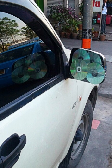 กระจกมองข้างเล่นแผ่น dvd ได้สี่แผ่น
