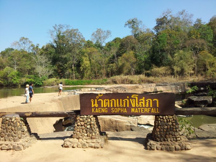 ไปต่อกันเลยครับ น้ำตกแก่งโสภา อุทยานแห่งชาติทุ่งแสลงหลวงครับ