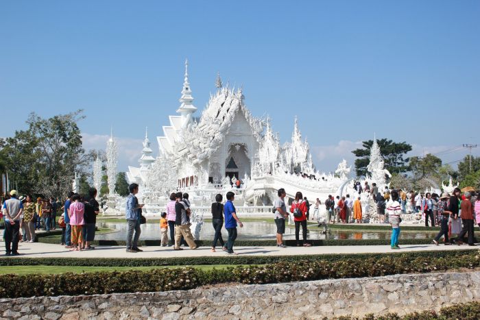 วัดร่องขุ่นไปมาแว้ว สวยมาก วันที่ไปคนเยอะเลยได้คนติดมาในรูปเพียบเลย 555