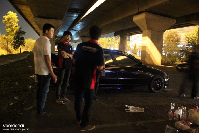 คุยกันมันส์ มากจนนั่งไม่ลงกันเลยครับ ก็ลมมันเย็นอ่ะ 555