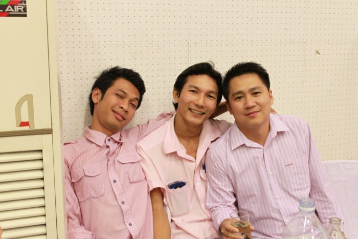 แก๊งค์นี้สีเสื้อเดียวกัน...สีชมพูอมม่วง !!!!
