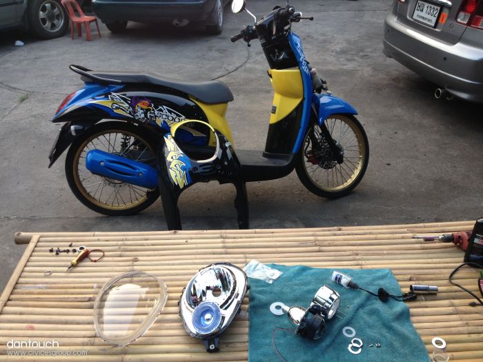 ถอดหน้าไฟออกมาครับ เหมือนรถเก๋งเลย 