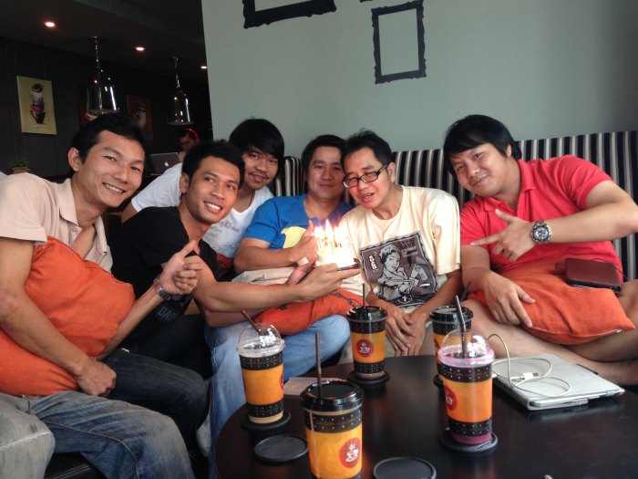 2556 แก๊งค์หื่นครองร้านแฟ

นำทีมโดย 
พี่โย เยดะ
พี่ศักดิ์ ซัดคาเกะ
พี่วิทย์ วีแชต
พี่นิว งาบมอสี่
พี่บุ๊ก ซุกนมน้ำ
เอ เอมเอช22ที 

(ดีนะ...ตรูเปนตากล้องงงสำหรับภาพยนต์เรื่องนี้)

5555+

