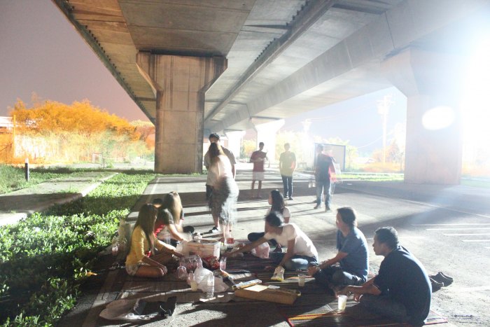บรรดาสาวๆทำหน้าที่ ปีชงกันใหญ่เลยครับ 