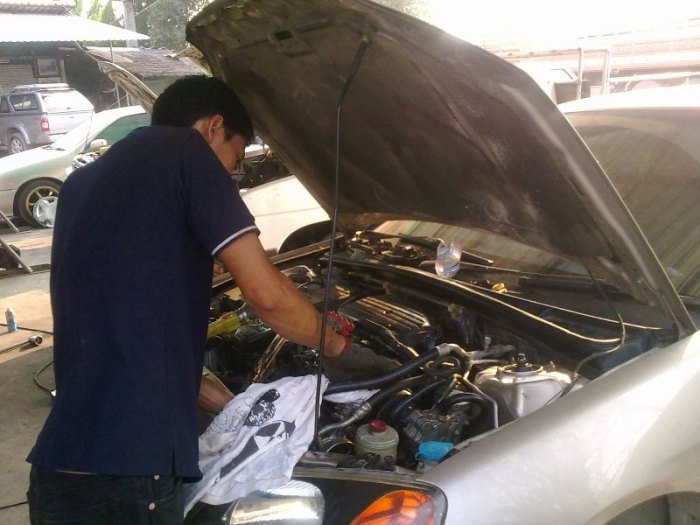 เริ่มแงะครับแกบอกว่าตรงนี้แหละ ชัวร์.....