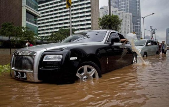 สุดยอดจริงๆ มาดูรถหรูดำน้ำได้  Rolls- Royce Ghost