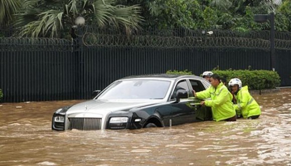 สุดยอดจริงๆ มาดูรถหรูดำน้ำได้  Rolls- Royce Ghost