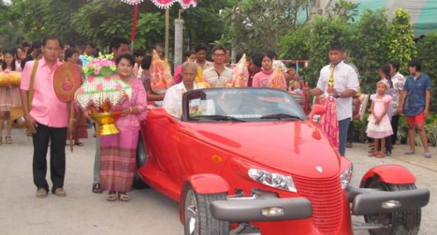 ชาวนาสุพรรณบุรี ใช้รถสปอร์ตหรูแห่นาค