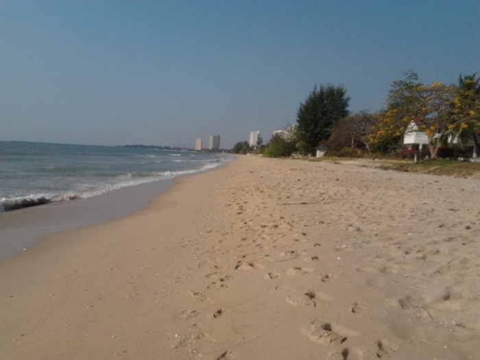 มาทะเลก็ต้องมีภาพทะเลครับ  
เป็นภาพบรรยากาศชายหาดที่ขาวสะอาด(หรือเปล่า)กับทะเลสีคราม