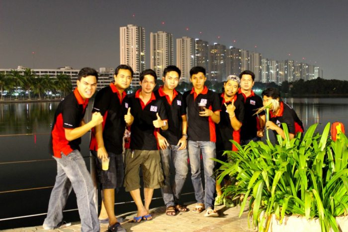 ใส่เสื้อกลุ่มESเมืองทองแล้ว ก็จะดูดี ดูหล่อ เหมือนกับBoyBand กลุ่มนี้เค้า อ่ะครับ555+