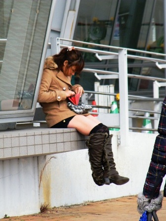 สาวนั่งรอเรือ ที่ KOBE Port