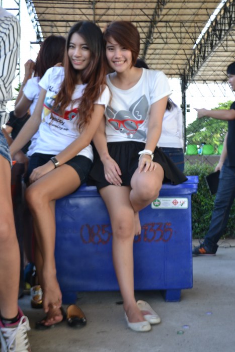 แฮ่ๆ ๆ ๆ ผมไม่ได้ถามชื่อน้องเขาไว้ ใครรู้จักเทอมาบอกกันมั่งนะ
คนซ้าย น่าจะชื่อ น้องออยล์