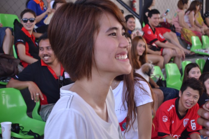 ติดเมืองทอง people อยู่น่ะ 55 ทั้งที่ใจจริงกดโฟกัสไปที่เมืองทอง พริตตี้มาบังซะงั้น