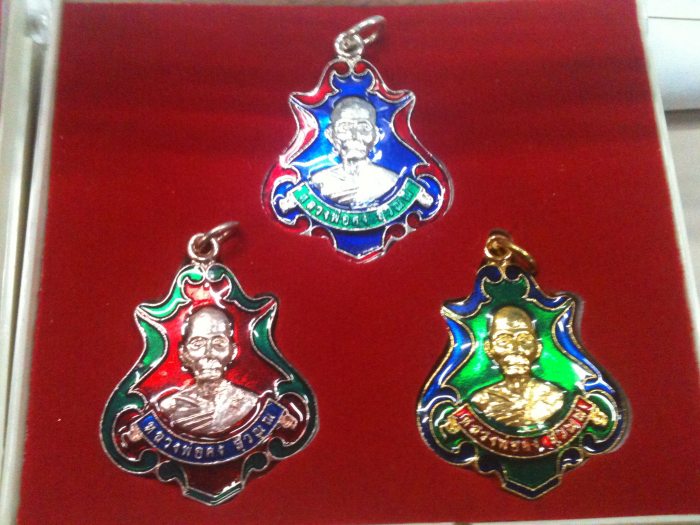 ตัวอย่างหลวงพ่อคง กะหลั่ยทอง เงิน นาค มีโค้ดหมายเลขกำกับทุกองค์