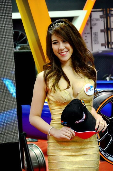 เอาบรรยายกาศงาน Auto Salon 2013 มาฝากไว้ดูเพลินๆครับ