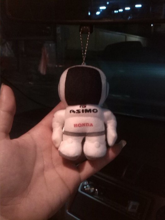 ตุ๊กตา ASIMO ห้อยกระจกมองหลัง งาน Auto salon