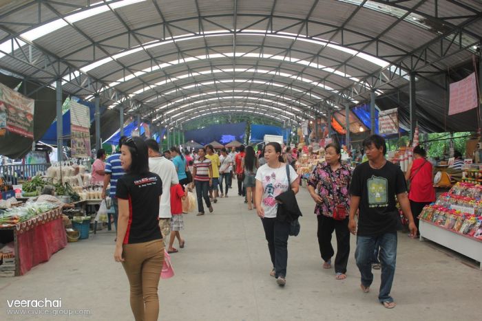 แวะซื้อของที่ตลาดวัดหลวงพ่อปากแดงก่อน