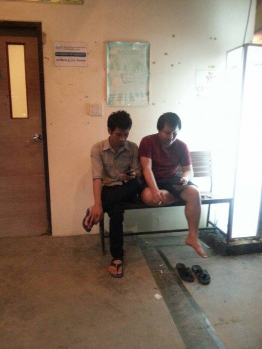 นั่งจีบกัน
