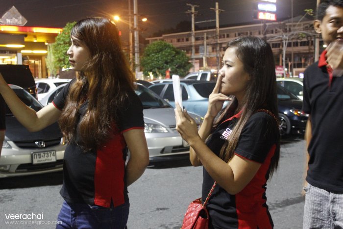 สาวๆ ศิษย์เก่ามาถ่ายรูป น้องๆ เฟรชชี่กันใหญ่เลยนะ