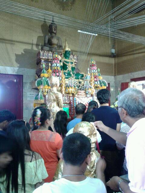คนเยอะมาก เพราะวันนั้นเป้นวันที่ 15 ..... 