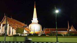 วัดพระธาตุเมืองนคร ยามค่ำคืน....