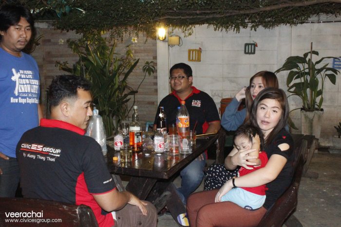 เริ่มล้อมวง กันแล้ว ตั้งแต่กับข้าวยังไม่มากันเลย รอให้เจ้าของบ้านไปซื้อ กับสมาชิกใหม่ คุณต้นอ้อ 