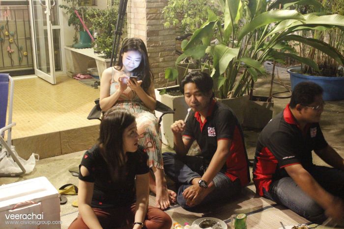 รูปนี้สังเกตดีๆนะครับ หน้าของแฟนอ้อมมีพลัง ออร่าด้วยครับ แต่ไม่ใช่ไรหรอกกำลังโกรธ เรื่องที่ อ้อมโดนแฉ อ่ะครับ 555