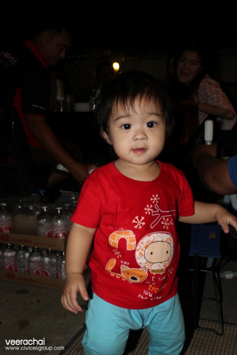 น่ารัก อ่ะ โตขึ้นอย่าเอาอย่างพวกลุงๆ ป้าๆ นะ 55