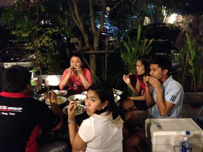 กำลังกินข้าวผัดสัปปะรดกันอย่างอร่อยเบย ฮ่าาาาาๆๆๆๆๆๆๆๆ