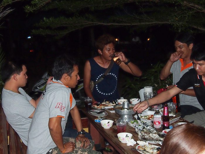 บรรยากาศคุ้นๆ ร่ำสุรากันไป