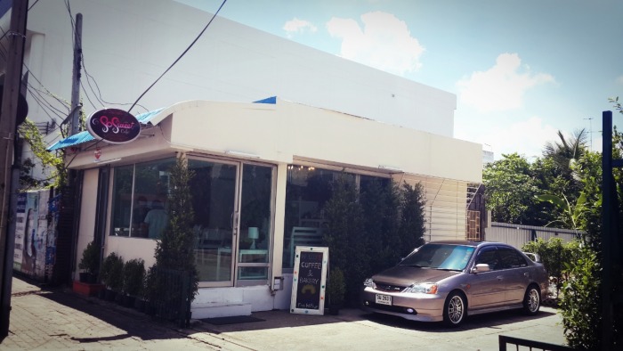 จอดรถข้างๆร้าน เพียงพอสำหรับ 10-15 คัน