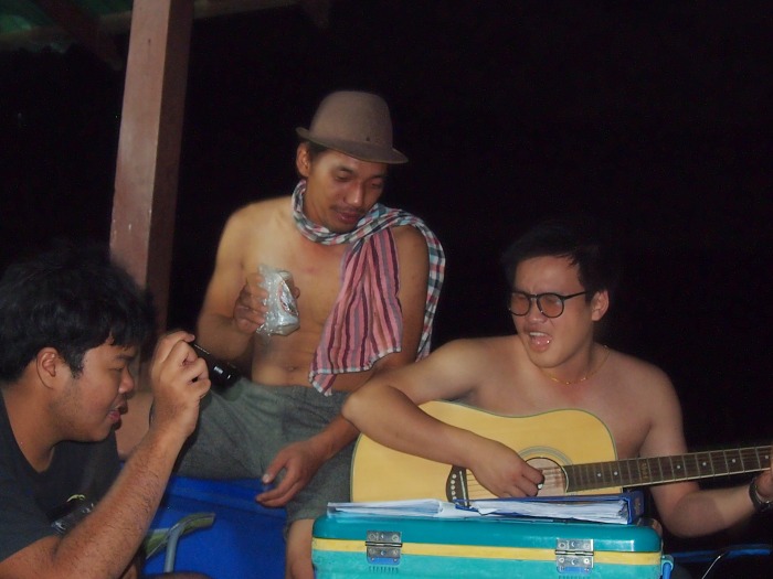 น้องเต้ยเด็กเครื่องไฟ ในมืออุปกรณ์ประกอบเพลงนะไม่ช่ายเบียร์