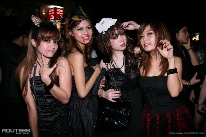<<<<< พรุ่งนี้สิ้นเดือนออกล่าผีดีฝ่า >>>>>
